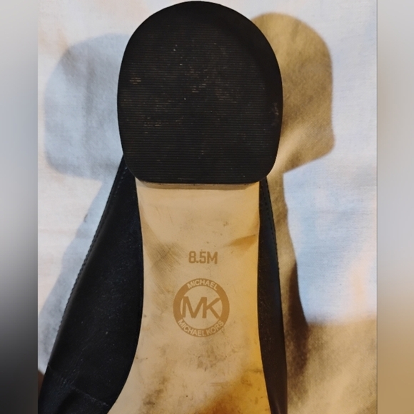Michael Kors Size 8.5m Black Leather Flats with Gold Accent - Picture 14 of 16